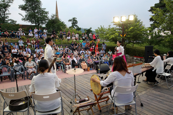 ‘문화가 있는 날 서울 종로구 윤동주 시인의 언덕에서 ‘야외공연’이 열리고 있다. (사진 = 문화체육관광부)