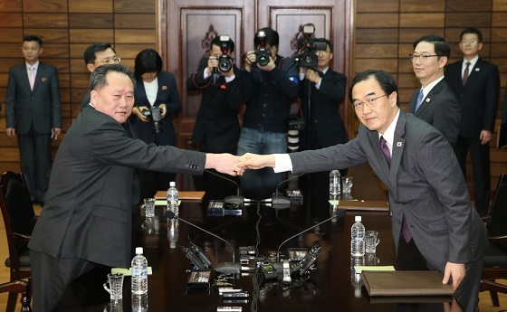 29일 판문점 북측 통일각에서 열린 남북고위급 회담에 참석한 조명균 통일부 장관과 북측 대표인 리선권 조평통 위원장이 악수하고 있다.(사진=통일부)