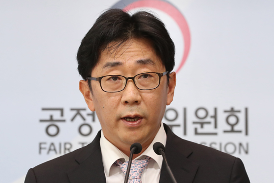  29일 오전 정부세종청사 공정거래위원회에서 인민호 소비자안전정보과장이 '바이러스 99.99% 제거' 등 공기청정기 성능 관련 부당광고를 한 사업자에 대해 시정조치를 했다고 밝히고 있다. (사진=저작권자(c) 연합뉴스, 무단 전재-재배포 금지)
