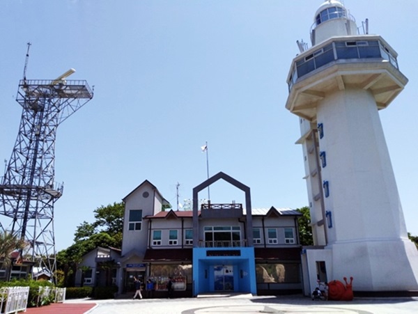 오동도 등대가 자리한 항로표지관리소의 모습.