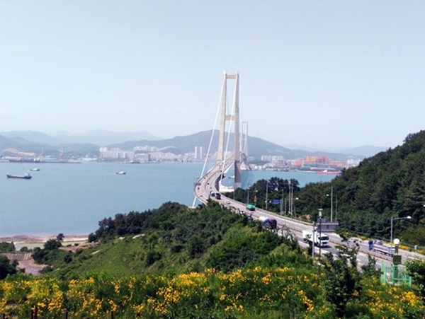 이순신대교홍보관에서 바라본 이순신대교의 모습.