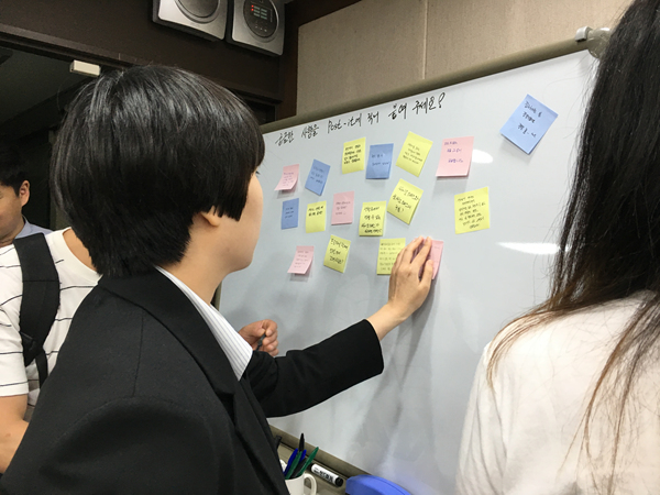 과학수사와 프로파일링에 대해 궁금한 점을 포스트잇에 적어서 공유했다.