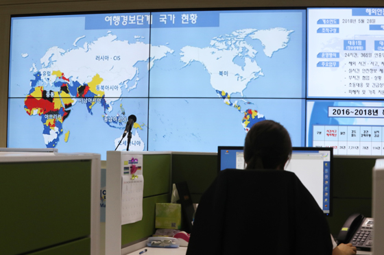 30일 오후 서울 종로구 외교부에 문을 연 해외안전지킴센터에서 직원들이 상황근무를 하고 있다. 해외안전지킴센터는 해외 사건사고 발생시 효율적인 대응을 위해 24시간 365일 가동된다. (사진=저작권자(c) 연합뉴스, 무단 전재-재배포 금지) 