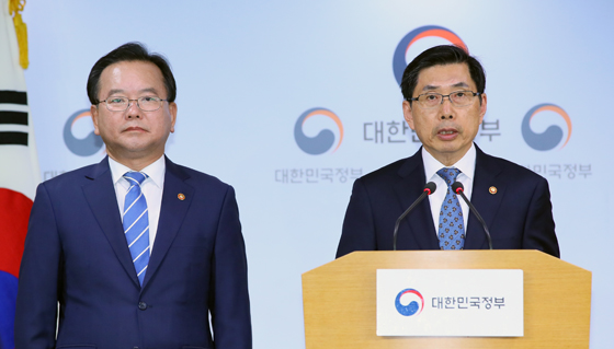  6·13 전국동시지방선거 선거운동이 시작된 31일 세종로 정부서울청사에서 박상기 법무부 장관(오른쪽)과 김부겸 행정안전부 장관이 공명선거와 투표 참여를 당부하는 대국민 담화문을 발표하고 있다. (사진=저작권자(c) 연합뉴스, 무단 전재-재배포 금지)
