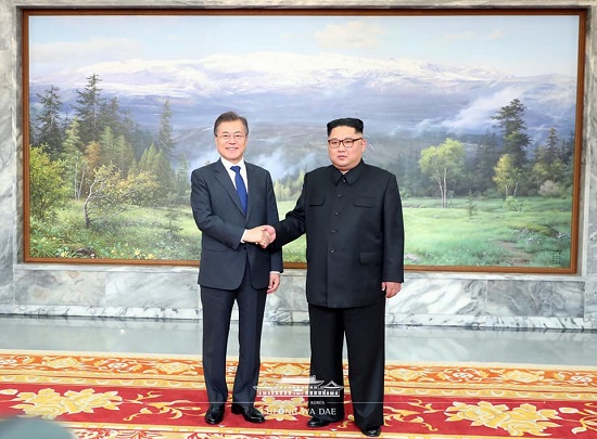문재인 대통령과 김정은 국무위원장 간의 제2차 남북정상회담이 5월 26일 오후 3시부터 5시까지 판문점 북측 통일각에서 진행됐다.