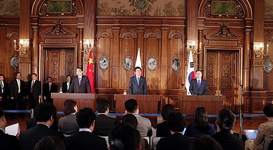 한일중 정상회의 ‘2018 남북정상회담’ 관련 특별성명]한반도 및 동북아에서의 평화와 안정을 유지하는 것이 우리의 공동 이해이자 책임이라는 점을 재확인한다. 우리는 이러한 목표를 위해 공동의 노력을 강화해 나갈 것이다.