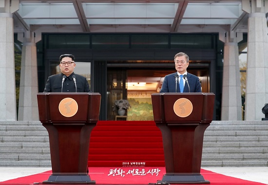 2018년 4월 27일, 문재인 대통령과 김정은 국무위원장은 정상 회담의 결과로 <한반도의 평화와 번영, 통일을 위한 판문점 선언>을 서명한 뒤 공동 발표 하였습니다