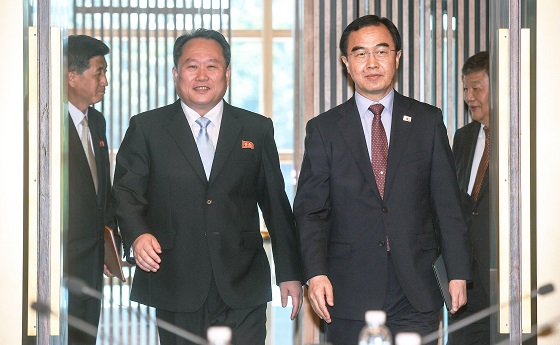 조명균 통일부 장관(오른쪽)과 리선권 조국평화통일위원회 위원장이 1일 오전 판문점 남측 평화의집에서 열리는 '남북고위급회담'에 참석하기 위해 회담장으로 향하고 있다.(사진=통일부)