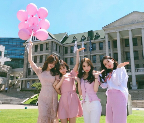 유어웰컴 메디뷰티에서 함께 일하는 팀원들과 함께. (맨 왼쪽 유지영씨)