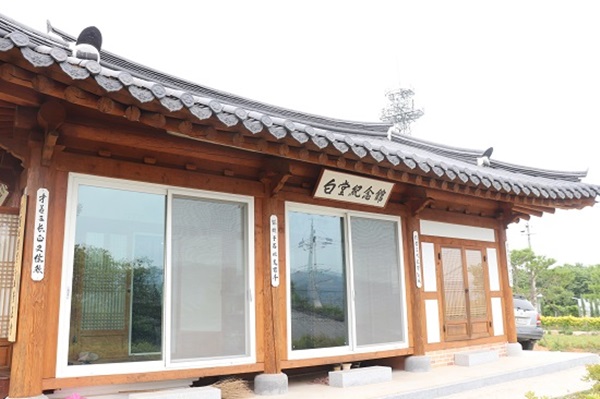 이곳은 1931년 국조단군 신위를 모시다가 1952년에 단군성전 영정각으로 신위가 옮겨 간 후 백당선생이 거처하시다가 돌아가신 곳이다. 1970년부터 소규모로 백당기념관이 유지되어 오다가 2014년 신축했다.  