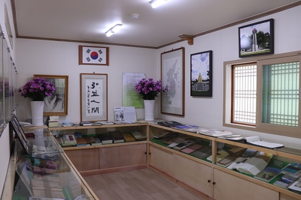 백당기념관 내부. 이곳에는 백당 신태윤 선생의 저서와 번역서, 선생의 소장도서와 단군관련 서적들이 전시되어 있다.
