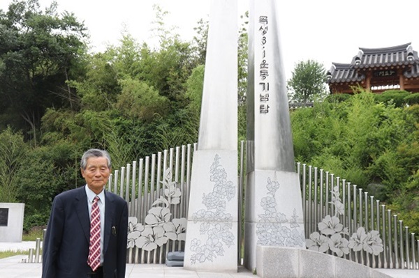 2005년부터 백당기념관과 곡성3.1운동의 중심지인 곡성단군전을 관리, 운영하고 있는 (사)국조단군곡성승모회 김학근 대표 이사. 83세의 은퇴교사인 그는 사비까지 들여가며 이곳을 가꾸고 관리하고 있다. 