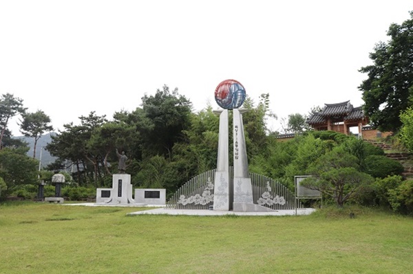 애국지사 백당 신태윤(1881-1961) 선생을 추모하고, 호남지역 의병활동과 독립운동 자료를 수집 전시하여 애국활동의 자료를 보존 전시하고 있는 전남 곡성에 위치한 백당기념관.  