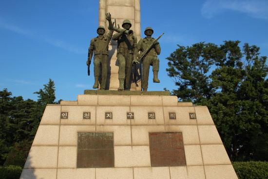 인천지구전적비 모습. 웅장하다