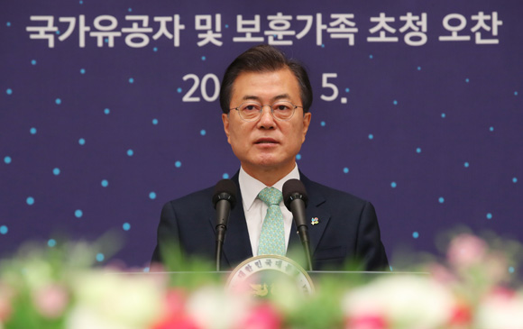 문재인 대통령이 호국 보훈의 달을 맞아 5일 오전 청와대 영빈관에서 열린 국가유공자 및 보훈가족 초청 오찬에서 인사말을 하고 있다. (사진=저작권자(c) 연합뉴스, 무단 전재-재배포 금지)
