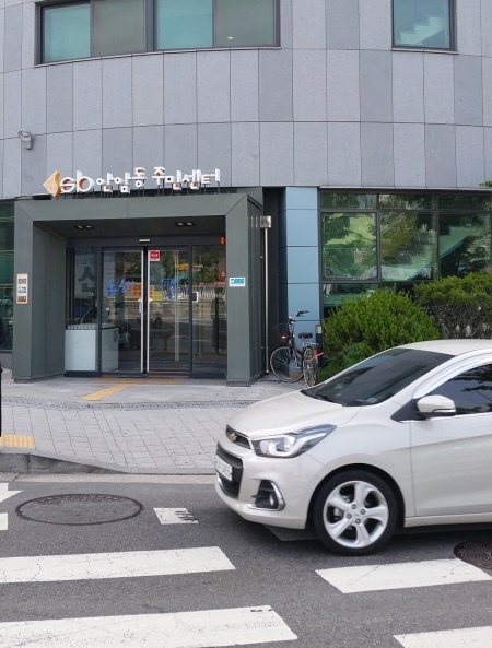 성북구 안암동 주민센터 입구. 경사나 턱이 없고, 시각장애인을 위한 점자블록이 설치돼 있다