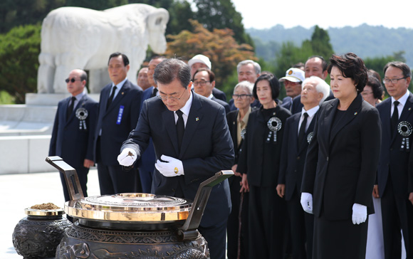 문재인 대통령이 6일 오전 대전 현충원에서 열린 제63회 현충일 추념식에서 현충탑에 분향하고 있다. (사진=저작권자(c) 연합뉴스, 무단 전재-재배포 금지) 