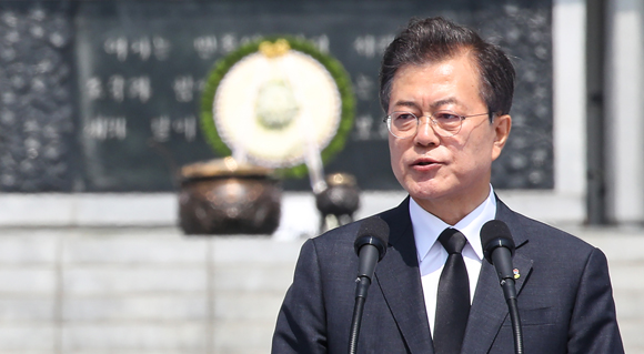문재인 대통령이 6일 오전 국립 대전현충원에서 열린 제63회 현충일 추념식에서 추념사를 하고 있다. (사진=저작권자(c) 연합뉴스, 무단 전재-재배포 금지) 