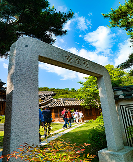 창덕궁 연경당으로 들어가는 길에 세워진 불로문을 본떴다. 