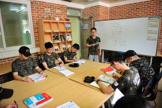 열심히 공부 중인 30사단의 한국사 튜티-튜터의 모습(사진 제공=30사단)