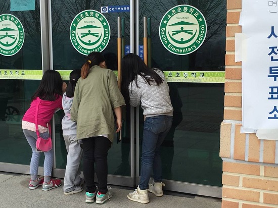 제4회 대한민국 선거사진공모전 대상작 이동진, 투표 어떻게 하나 (사진=대한민국 선거사진공모전)