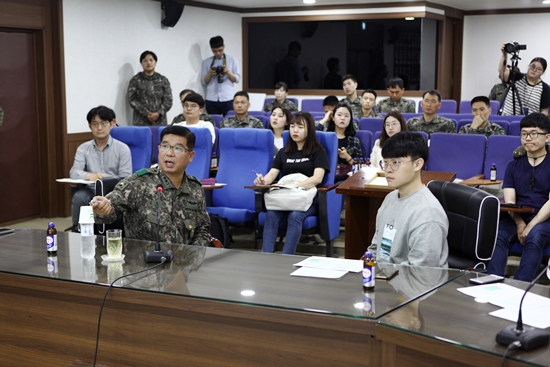 30사단에 대한 소개와 Well- Korea에 대해 설명해주시는 사단장의 모습.(사진 제공=30사단)
