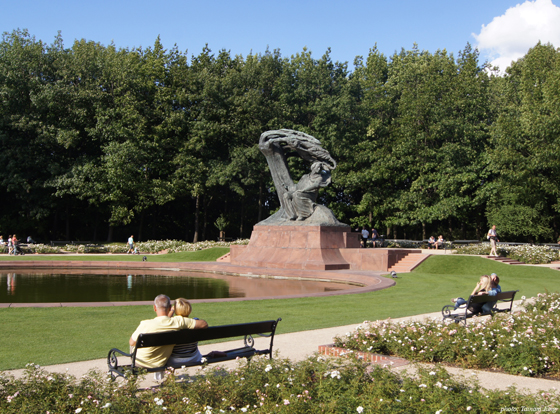 쇼팽의 어린시절의 추억이 담긴 와지엔키 공원에 있는 ‘쇼팽의 성역’.  쇼팽 기념상은 바르샤바의 아이콘이다.
