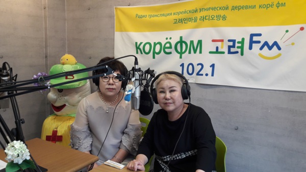 고려인마을 신조야 대표(오른쪽). 고려인마을에는 고려인들을 위한 라디오 방송이 송출되고 있다.(출처=고려인종합지원센터)