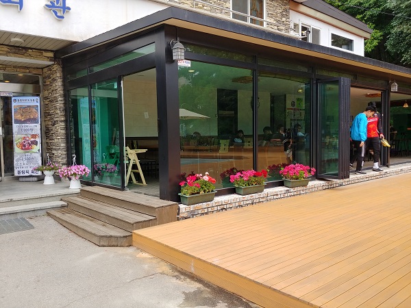 후방사단 부대 회관과 카페 모습
