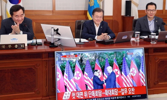 남다른 감회로 북미정상회담 중계방송을 지켜보는 문재인 대통령과 국무위원들의 모습. (출처=청와대)