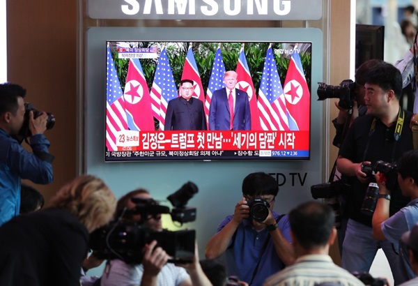 서울역에서 북미정상회담을 지켜보는 시민들.(출처=국민소통실)
