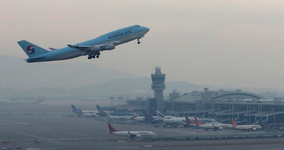 인천공항 계류장 옆 활주로 모습.(사진=저작권자(c) 연합뉴스, 무단 전재-재배포 금지)