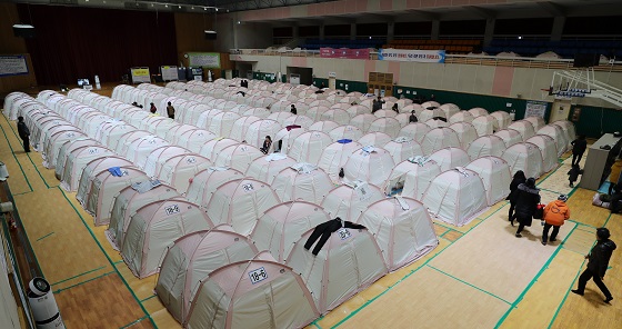 지난해 11월 경북 포항 지진 당시 대피소인 흥해체육관에 이재민을 위한 텐트가 빼곡히 들어선 모습.(사진=저작권자(c) 연합뉴스, 무단 전재-재배포 금지)