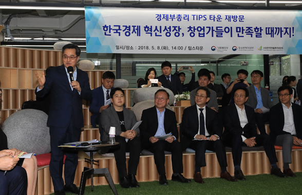 김동연 경제부총리 겸 기획재정부 장관이 지난달 8일 혁신창업 단지 '팁스(TIPS)타운'을 방문해 청년 창업가들과 대화를 하고 있다. <저작권자(c) 연합뉴스, 무단 전재-재배포 금지>