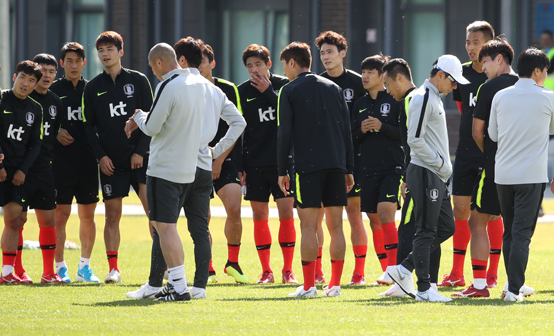 13일 오후(현지시간) 신태용 감독이 선수들과 이야기를 나눈 뒤 그라운드를 나서고 있다. <저작권자(c) 연합뉴스, 무단 전재-재배포 금지> 