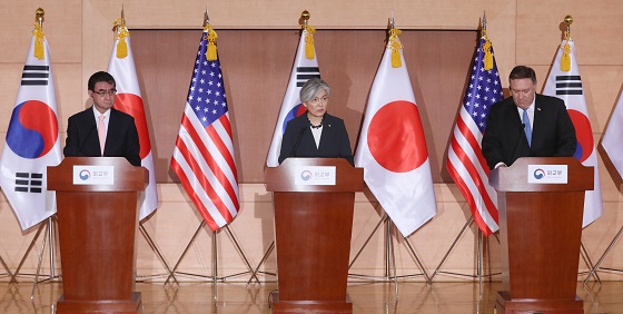 강경화 외교부장관이 마이크 폼페이오 미국 국무부장관, 고노 다로 일본 외무상과 14일 오전 서울 종로구 외교부청사에서 한·미·일 외교장관 회담 공동기자회견을 하고 있다.(사진=저작권자(c) 연합뉴스, 무단 전재-재배포 금지)