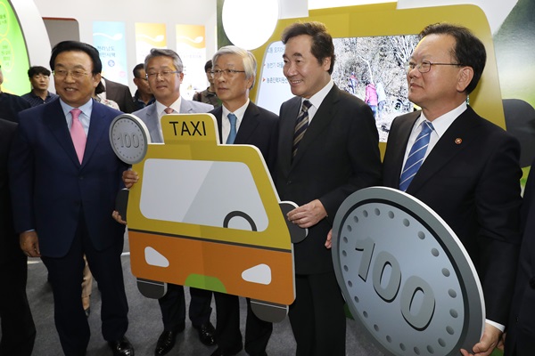 이낙연 국무총리가 지난해 7월 열린 제1회 대한민국 행정홍보대전에서 100원 택시 홍보부스를 찾아 기념촬영을 하고 있다.(출처=뉴스1)