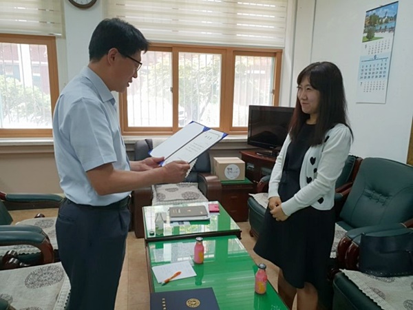 (학부모진로교육지원단 위촉장을 교장선생님께 받는 모습)