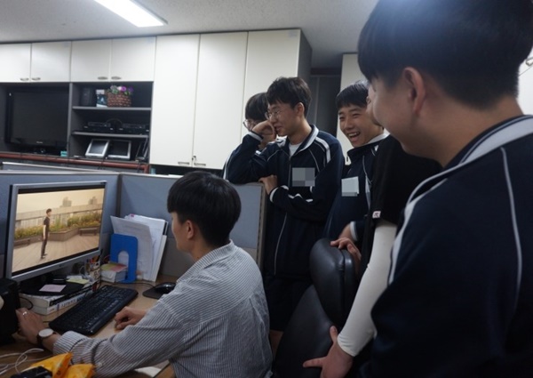 (구로구청 인터넷방송국에서 특수기법 촬영을 편집한 내용을 보면서 즐거워하는 중학생 아이들)