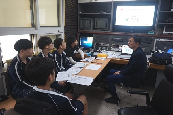 (진로체험 PD님의 설명을 듣고 있는 중학생들 모습)
