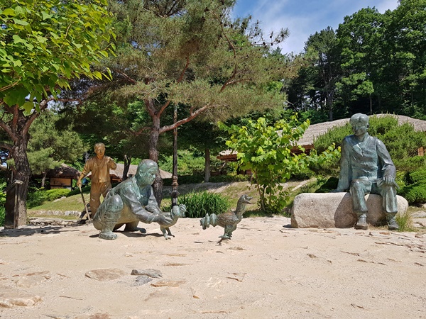 김유정생가에 세워진 소설 속 조형물들이 방문객들을 문학의 세계로로 이끈다.