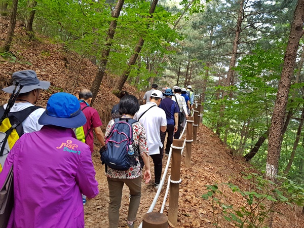 실레이야기길을 걸으며 만난는 김유정.