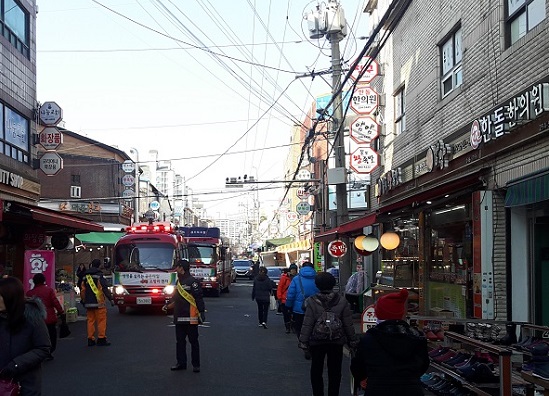 원활한 소방차 길 터주기를 위해선 시민의식이 무엇보다 선행되어야 한다. (사진=수원소방서) 