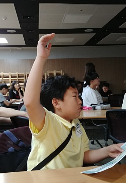 (선생님의 질문에 손을 들어 의견을 말하는 황찬우(11세) 초등학생)