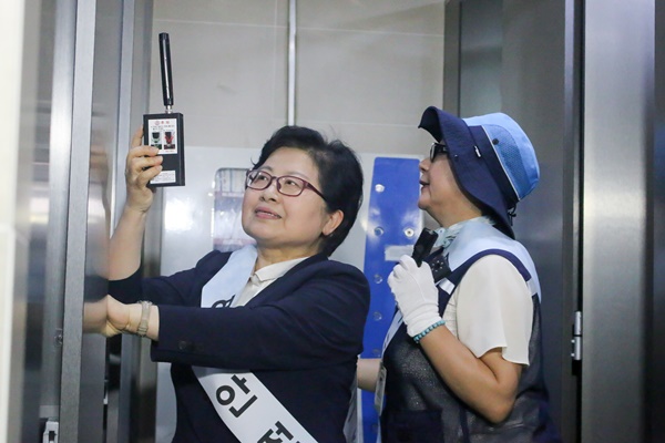 여성안심보안관들도 함께 화장실 불법촬영 카메라 단속에 참여했다
