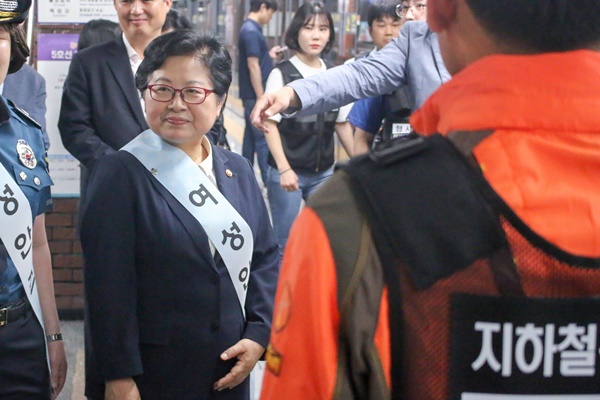 지하철경찰대를 격려한 여성가족부 정현백 장관