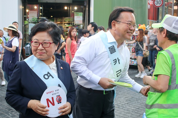 명동에서 국민들에게 불법촬영 근절 메시지를 전한 두 장관