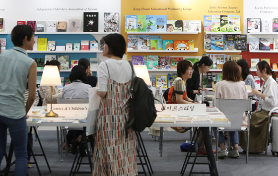 서울국제도서전은 오는 24일까지 다양한 문화행사와 포럼, 세미나 등으로 독자들 곁으로 찾아간다. (사진 = 문화체육관광부 국민소통실)