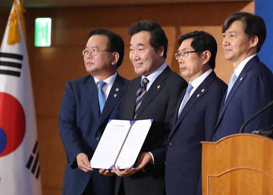 김부겸 행자부 장관, 이낙연 국무총리, 박상기 법무부 장관, 조국 청와대 민정수석이 21일 서울 종로구 정부서울청사 별관에서 경찰의 1차적 수사권 및 1차적 수사종결권 부여 등을 내용으로 하는 검경 수사권 조정 합의문에 서명한 뒤 기념촬영하고 있다..(사진=저작권자(c) 연합뉴스, 무단 전재-재배포 금지)