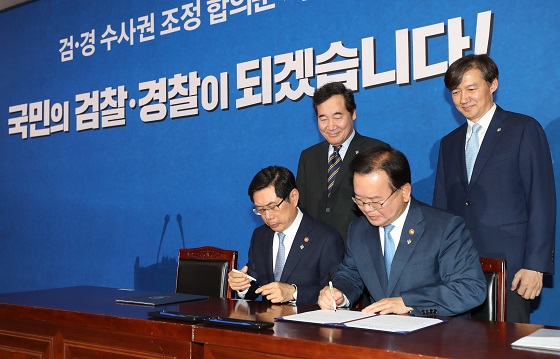이낙연 국무총리와 조국 청와대 민정수석이 21일 서울 종로구 정부서울청사 별관에서 박상기 법무부 장관과 김부겸 행자부 장관의 검경 수사권 조정 합의문 서명식을 지켜보고 있다..(사진=저작권자(c) 연합뉴스, 무단 전재-재배포 금지)
